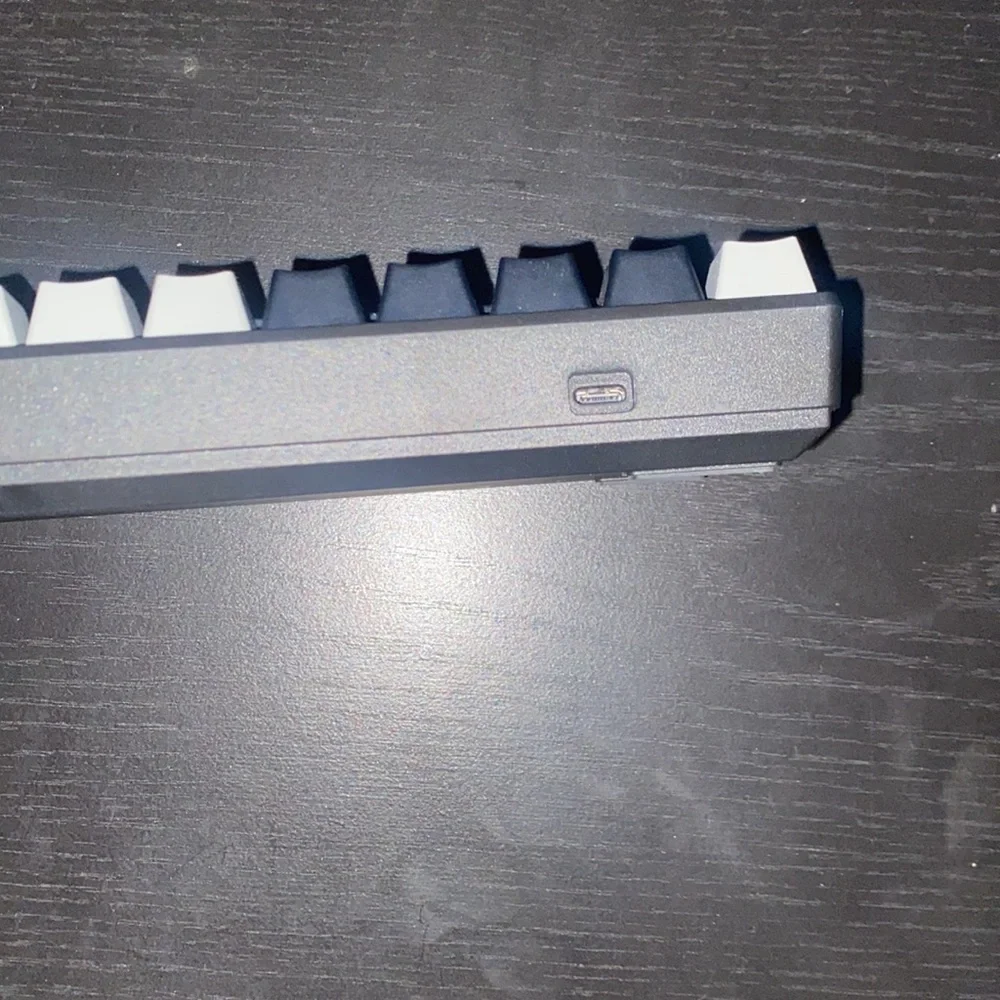 GK61 gaming keyboard 60% , come will wire and has RGB lights